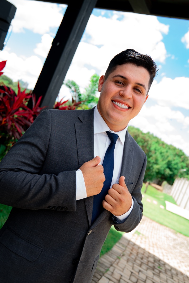 Retrato do noivo sorrindo
