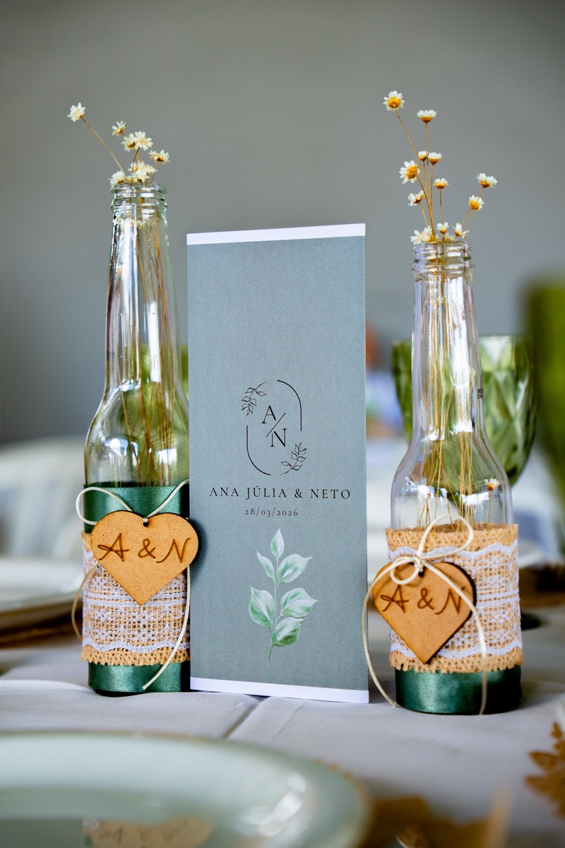 Garrafinhas personalizadas A&N na mesa